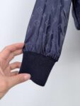 weigou_175543_6_d401ef6cbf P250 【版本二】 LOUIS VUITTON 路易LV 双面穿 刺绣皮标针织外套 面料:采用100%棉纱,原版定染色。 面料:采用天丝棉纱,定织品牌标识logo。 辅料:皮采用真皮复合,激光切割标识logo,绳皮带有品牌压花标识。 辅料:拉链采用电镀金属做旧铜色,中间镂空电镀品牌标识,面绳带有电镀品牌标识logo。 本款混合运动衫格调典雅,以双面设计解锁多元造型。外层以细腻棉质针织面料传递经典风尚,胸前LV标识撷取VN皮革灵感,致意品牌精深皮具匠艺。反面为科技面料,全幅铺陈Monogram图案,哑光与莹泽质感交织相映,于细节之中彰显品牌风范。 辅料:定制1:1洗水商比爱 辅料:定制1:1切割皮标 辅料:定制1:1电镀拉链 面料:定制1:1提花面料 尺码:S-M-L-XL 颜色:蓝