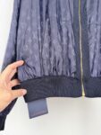 weigou_175543_7_410351ca3b P250 【版本二】 LOUIS VUITTON 路易LV 双面穿 刺绣皮标针织外套 面料:采用100%棉纱,原版定染色。 面料:采用天丝棉纱,定织品牌标识logo。 辅料:皮采用真皮复合,激光切割标识logo,绳皮带有品牌压花标识。 辅料:拉链采用电镀金属做旧铜色,中间镂空电镀品牌标识,面绳带有电镀品牌标识logo。 本款混合运动衫格调典雅,以双面设计解锁多元造型。外层以细腻棉质针织面料传递经典风尚,胸前LV标识撷取VN皮革灵感,致意品牌精深皮具匠艺。反面为科技面料,全幅铺陈Monogram图案,哑光与莹泽质感交织相映,于细节之中彰显品牌风范。 辅料:定制1:1洗水商比爱 辅料:定制1:1切割皮标 辅料:定制1:1电镀拉链 面料:定制1:1提花面料 尺码:S-M-L-XL 颜色:蓝