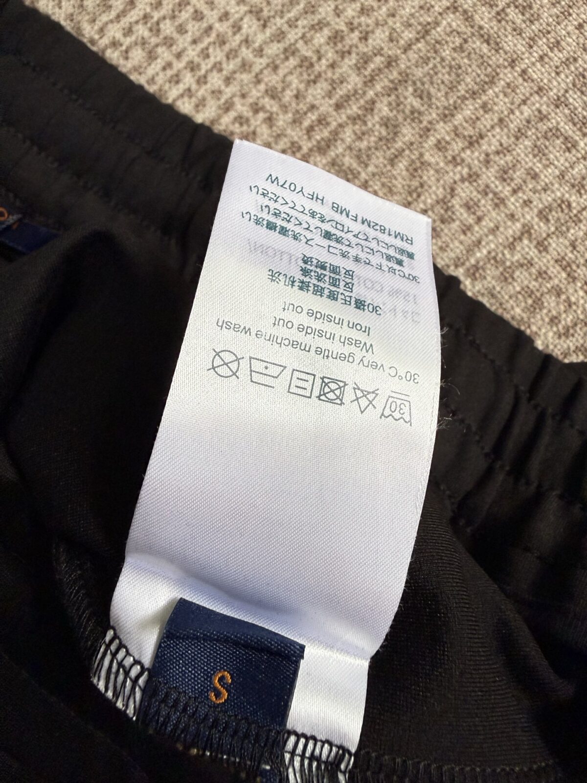 P225 Louis Vuitton路易威登 2026秋冬款上新 原高版本 男女同款拉链套装，订制面料，手感柔软舒适 不变形 不缩水 SIZE: S-XXL 上衣尺寸 S:衣长69.5cm 胸宽114cm 袖长76 M:衣长71cm 胸宽118cm 袖长78 L:衣长72.5cm 胸宽122cm 袖长80 XL:衣长74cm 胸宽 126cm 袖长82 2XL衣服75.5cm 胸宽130cm 袖长84 裤子尺寸 S:裤长98cm 腰围74cm臀围96cm大腿62 M裤长100cm 腰围78cm臀围100cm大腿64 L:裤长102cm 腰围82cm臀围104cm大腿66 XL:裤长104cm 腰围86cm臀围108cm大腿68 2XL:裤长106cm 腰围90cm臀围112cm大腿70