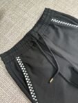 P225 Louis Vuitton路易威登 2026秋冬款上新 原高版本 男女同款拉链套装，订制面料，手感柔软舒适 不变形 不缩水 SIZE: S-XXL 上衣尺寸 S:衣长69.5cm 胸宽114cm 袖长76 M:衣长71cm 胸宽118cm 袖长78 L:衣长72.5cm 胸宽122cm 袖长80 XL:衣长74cm 胸宽 126cm 袖长82 2XL衣服75.5cm 胸宽130cm 袖长84 裤子尺寸 S:裤长98cm 腰围74cm臀围96cm大腿62 M裤长100cm 腰围78cm臀围100cm大腿64 L:裤长102cm 腰围82cm臀围104cm大腿66 XL:裤长104cm 腰围86cm臀围108cm大腿68 2XL:裤长106cm 腰围90cm臀围112cm大腿70