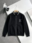P225 Louis Vuitton路易威登 2026秋冬款上新 原高版本 男女同款拉链套装，订制面料，手感柔软舒适 不变形 不缩水 SIZE: S-XXL 上衣尺寸 S:衣长69.5cm 胸宽114cm 袖长76 M:衣长71cm 胸宽118cm 袖长78 L:衣长72.5cm 胸宽122cm 袖长80 XL:衣长74cm 胸宽 126cm 袖长82 2XL衣服75.5cm 胸宽130cm 袖长84 裤子尺寸 S:裤长98cm 腰围74cm臀围96cm大腿62 M裤长100cm 腰围78cm臀围100cm大腿64 L:裤长102cm 腰围82cm臀围104cm大腿66 XL:裤长104cm 腰围86cm臀围108cm大腿68 2XL:裤长106cm 腰围90cm臀围112cm大腿70