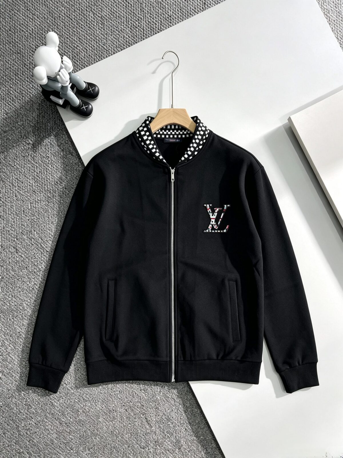 P225 Louis Vuitton路易威登 2026秋冬款上新 原高版本 男女同款拉链套装，订制面料，手感柔软舒适 不变形 不缩水 SIZE: S-XXL 上衣尺寸 S:衣长69.5cm 胸宽114cm 袖长76 M:衣长71cm 胸宽118cm 袖长78 L:衣长72.5cm 胸宽122cm 袖长80 XL:衣长74cm 胸宽 126cm 袖长82 2XL衣服75.5cm 胸宽130cm 袖长84 裤子尺寸 S:裤长98cm 腰围74cm臀围96cm大腿62 M裤长100cm 腰围78cm臀围100cm大腿64 L:裤长102cm 腰围82cm臀围104cm大腿66 XL:裤长104cm 腰围86cm臀围108cm大腿68 2XL:裤长106cm 腰围90cm臀围112cm大腿70
