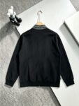 P225 Louis Vuitton路易威登 2026秋冬款上新 原高版本 男女同款拉链套装，订制面料，手感柔软舒适 不变形 不缩水 SIZE: S-XXL 上衣尺寸 S:衣长69.5cm 胸宽114cm 袖长76 M:衣长71cm 胸宽118cm 袖长78 L:衣长72.5cm 胸宽122cm 袖长80 XL:衣长74cm 胸宽 126cm 袖长82 2XL衣服75.5cm 胸宽130cm 袖长84 裤子尺寸 S:裤长98cm 腰围74cm臀围96cm大腿62 M裤长100cm 腰围78cm臀围100cm大腿64 L:裤长102cm 腰围82cm臀围104cm大腿66 XL:裤长104cm 腰围86cm臀围108cm大腿68 2XL:裤长106cm 腰围90cm臀围112cm大腿70