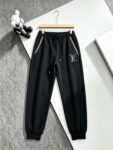 P225 Louis Vuitton路易威登 2026秋冬款上新 原高版本 男女同款拉链套装，订制面料，手感柔软舒适 不变形 不缩水 SIZE: S-XXL 上衣尺寸 S:衣长69.5cm 胸宽114cm 袖长76 M:衣长71cm 胸宽118cm 袖长78 L:衣长72.5cm 胸宽122cm 袖长80 XL:衣长74cm 胸宽 126cm 袖长82 2XL衣服75.5cm 胸宽130cm 袖长84 裤子尺寸 S:裤长98cm 腰围74cm臀围96cm大腿62 M裤长100cm 腰围78cm臀围100cm大腿64 L:裤长102cm 腰围82cm臀围104cm大腿66 XL:裤长104cm 腰围86cm臀围108cm大腿68 2XL:裤长106cm 腰围90cm臀围112cm大腿70