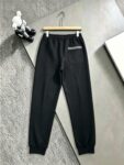 P225 Louis Vuitton路易威登 2026秋冬款上新 原高版本 男女同款拉链套装，订制面料，手感柔软舒适 不变形 不缩水 SIZE: S-XXL 上衣尺寸 S:衣长69.5cm 胸宽114cm 袖长76 M:衣长71cm 胸宽118cm 袖长78 L:衣长72.5cm 胸宽122cm 袖长80 XL:衣长74cm 胸宽 126cm 袖长82 2XL衣服75.5cm 胸宽130cm 袖长84 裤子尺寸 S:裤长98cm 腰围74cm臀围96cm大腿62 M裤长100cm 腰围78cm臀围100cm大腿64 L:裤长102cm 腰围82cm臀围104cm大腿66 XL:裤长104cm 腰围86cm臀围108cm大腿68 2XL:裤长106cm 腰围90cm臀围112cm大腿70
