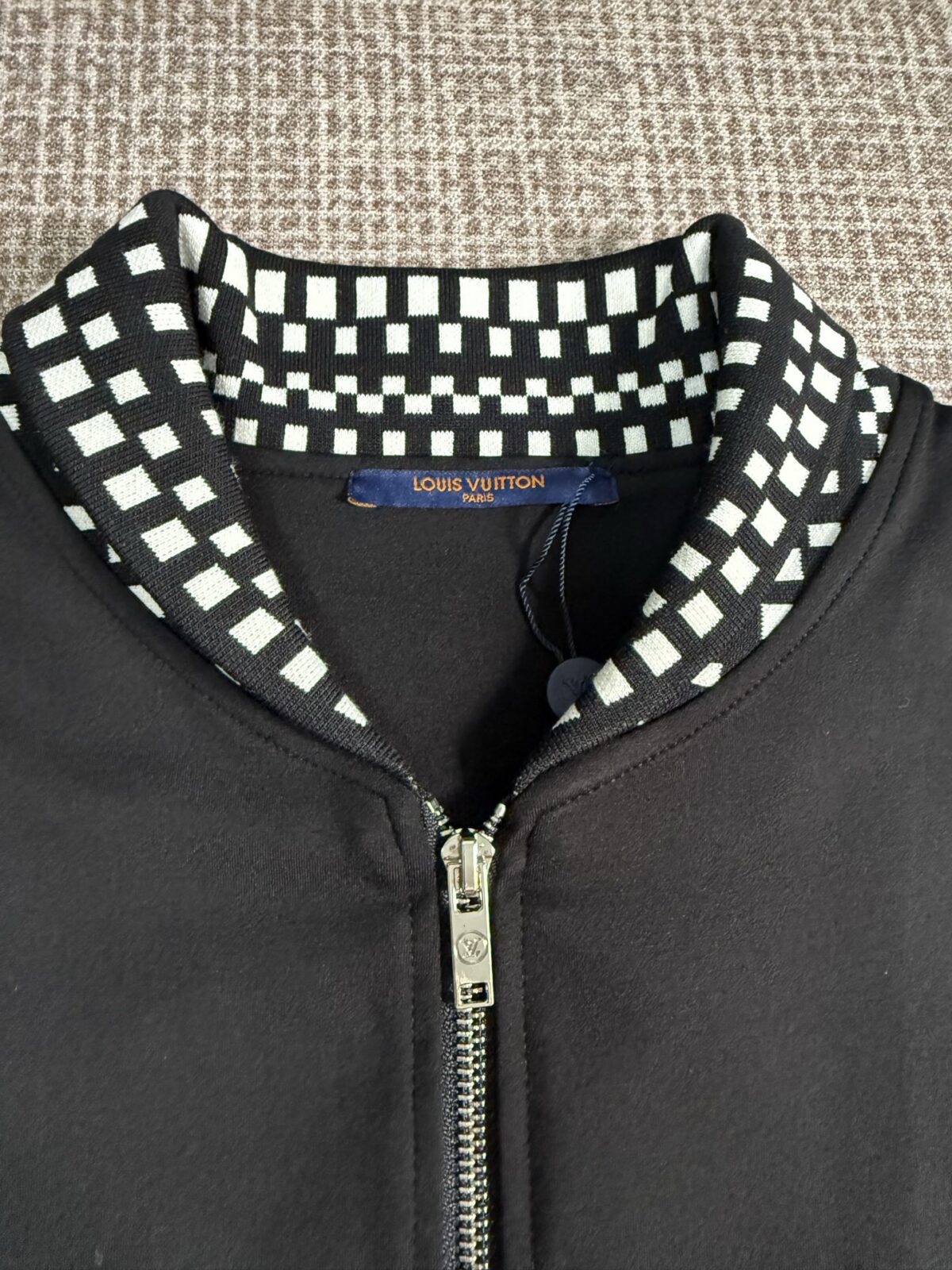 P225 Louis Vuitton路易威登 2026秋冬款上新 原高版本 男女同款拉链套装，订制面料，手感柔软舒适 不变形 不缩水 SIZE: S-XXL 上衣尺寸 S:衣长69.5cm 胸宽114cm 袖长76 M:衣长71cm 胸宽118cm 袖长78 L:衣长72.5cm 胸宽122cm 袖长80 XL:衣长74cm 胸宽 126cm 袖长82 2XL衣服75.5cm 胸宽130cm 袖长84 裤子尺寸 S:裤长98cm 腰围74cm臀围96cm大腿62 M裤长100cm 腰围78cm臀围100cm大腿64 L:裤长102cm 腰围82cm臀围104cm大腿66 XL:裤长104cm 腰围86cm臀围108cm大腿68 2XL:裤长106cm 腰围90cm臀围112cm大腿70