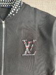 P225 Louis Vuitton路易威登 2026秋冬款上新 原高版本 男女同款拉链套装，订制面料，手感柔软舒适 不变形 不缩水 SIZE: S-XXL 上衣尺寸 S:衣长69.5cm 胸宽114cm 袖长76 M:衣长71cm 胸宽118cm 袖长78 L:衣长72.5cm 胸宽122cm 袖长80 XL:衣长74cm 胸宽 126cm 袖长82 2XL衣服75.5cm 胸宽130cm 袖长84 裤子尺寸 S:裤长98cm 腰围74cm臀围96cm大腿62 M裤长100cm 腰围78cm臀围100cm大腿64 L:裤长102cm 腰围82cm臀围104cm大腿66 XL:裤长104cm 腰围86cm臀围108cm大腿68 2XL:裤长106cm 腰围90cm臀围112cm大腿70