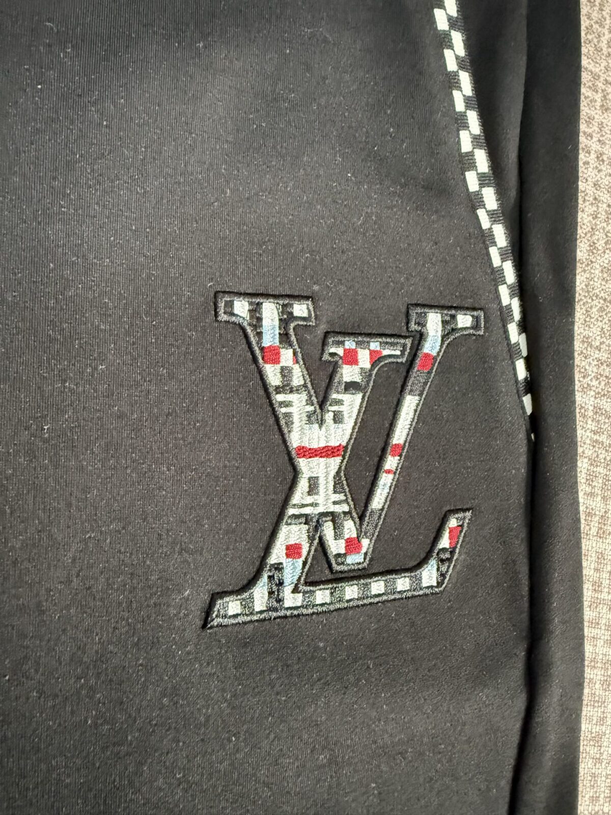 P225 Louis Vuitton路易威登 2026秋冬款上新 原高版本 男女同款拉链套装，订制面料，手感柔软舒适 不变形 不缩水 SIZE: S-XXL 上衣尺寸 S:衣长69.5cm 胸宽114cm 袖长76 M:衣长71cm 胸宽118cm 袖长78 L:衣长72.5cm 胸宽122cm 袖长80 XL:衣长74cm 胸宽 126cm 袖长82 2XL衣服75.5cm 胸宽130cm 袖长84 裤子尺寸 S:裤长98cm 腰围74cm臀围96cm大腿62 M裤长100cm 腰围78cm臀围100cm大腿64 L:裤长102cm 腰围82cm臀围104cm大腿66 XL:裤长104cm 腰围86cm臀围108cm大腿68 2XL:裤长106cm 腰围90cm臀围112cm大腿70