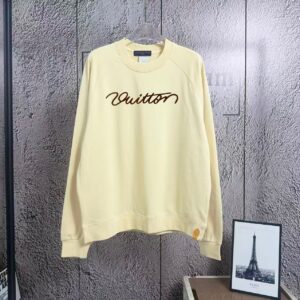 P125 《𝙉𝙚𝙬⚜️LV-路易》 2026*秋冬新款长袖卫衣 460克重磅新疆棉长袖卫衣贴皮印花，徽章，男女同款 尺码：S M L XL 颜色：杏色 黑色 浅咖色 白色 卡其色 立即抢购👉