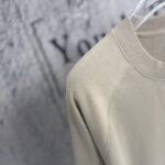 P125 《𝙉𝙚𝙬⚜️LV-路易》 2026*秋冬新款长袖卫衣 460克重磅新疆棉长袖卫衣贴皮印花，徽章，男女同款 尺码：S M L XL 颜色：杏色 黑色 浅咖色 白色 卡其色 立即抢购👉