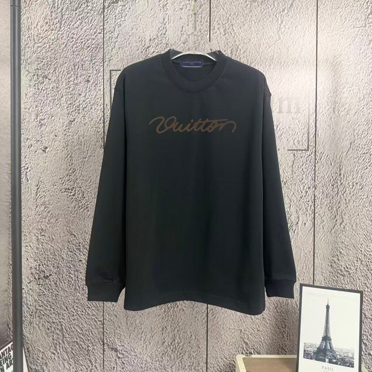 P110 《𝙉𝙚𝙬⚜️LV-路易》 2026*秋冬新款长袖T恤男女同款 350克纯棉，皮革印花、皮章，男女同款 尺码：S M L XL XXL 颜色：白色 杏色 灰色 啡色 黑色 立即抢购👉