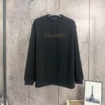 P110 《𝙉𝙚𝙬⚜️LV-路易》 2026*秋冬新款长袖T恤男女同款 350克纯棉，皮革印花、皮章，男女同款 尺码：S M L XL XXL 颜色：白色 杏色 灰色 啡色 黑色 立即抢购👉