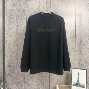 P110 《𝙉𝙚𝙬⚜️LV-路易》 2026*秋冬新款长袖T恤男女同款 350克纯棉，皮革印花、皮章，男女同款 尺码：S M L XL XXL 颜色：白色 杏色 灰色 啡色 黑色 立即抢购👉