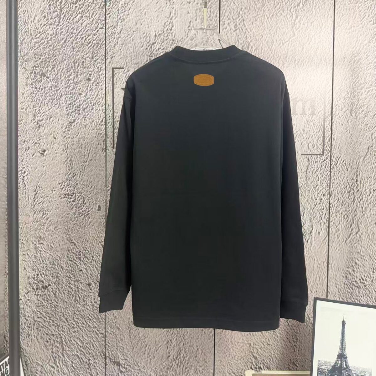 P110 《𝙉𝙚𝙬⚜️LV-路易》 2026*秋冬新款长袖T恤男女同款 350克纯棉，皮革印花、皮章，男女同款 尺码：S M L XL XXL 颜色：白色 杏色 灰色 啡色 黑色 立即抢购👉