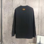 P110 《𝙉𝙚𝙬⚜️LV-路易》 2026*秋冬新款长袖T恤男女同款 350克纯棉，皮革印花、皮章，男女同款 尺码：S M L XL XXL 颜色：白色 杏色 灰色 啡色 黑色 立即抢购👉