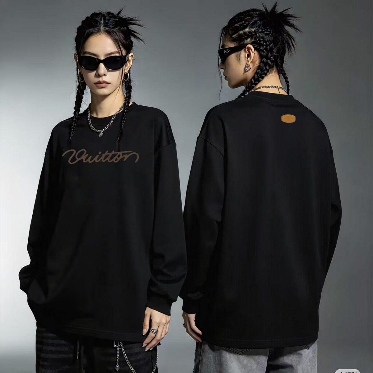 P110 《𝙉𝙚𝙬⚜️LV-路易》 2026*秋冬新款长袖T恤男女同款 350克纯棉，皮革印花、皮章，男女同款 尺码：S M L XL XXL 颜色：白色 杏色 灰色 啡色 黑色 立即抢购👉