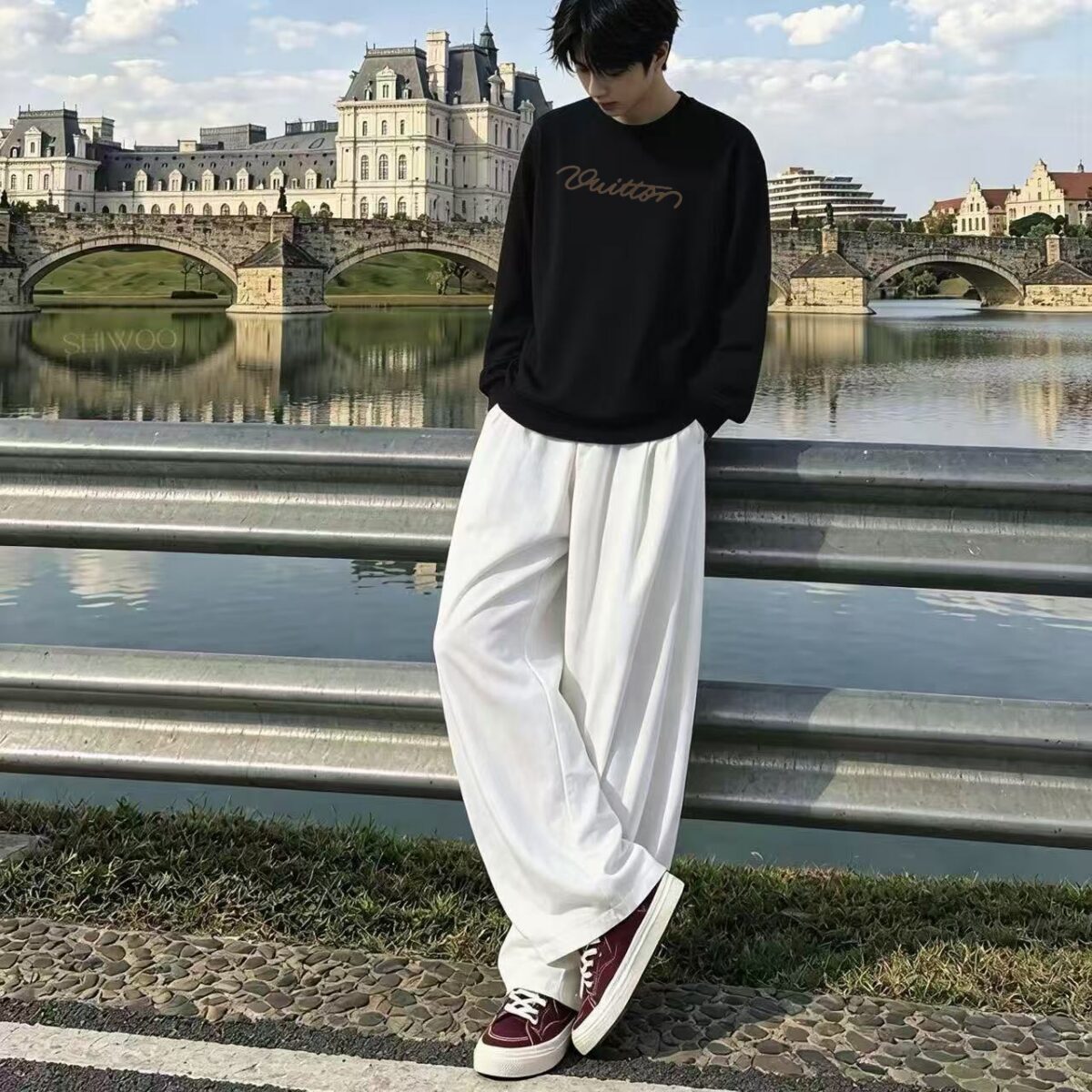 P110 《𝙉𝙚𝙬⚜️LV-路易》 2026*秋冬新款长袖T恤男女同款 350克纯棉，皮革印花、皮章，男女同款 尺码：S M L XL XXL 颜色：白色 杏色 灰色 啡色 黑色 立即抢购👉
