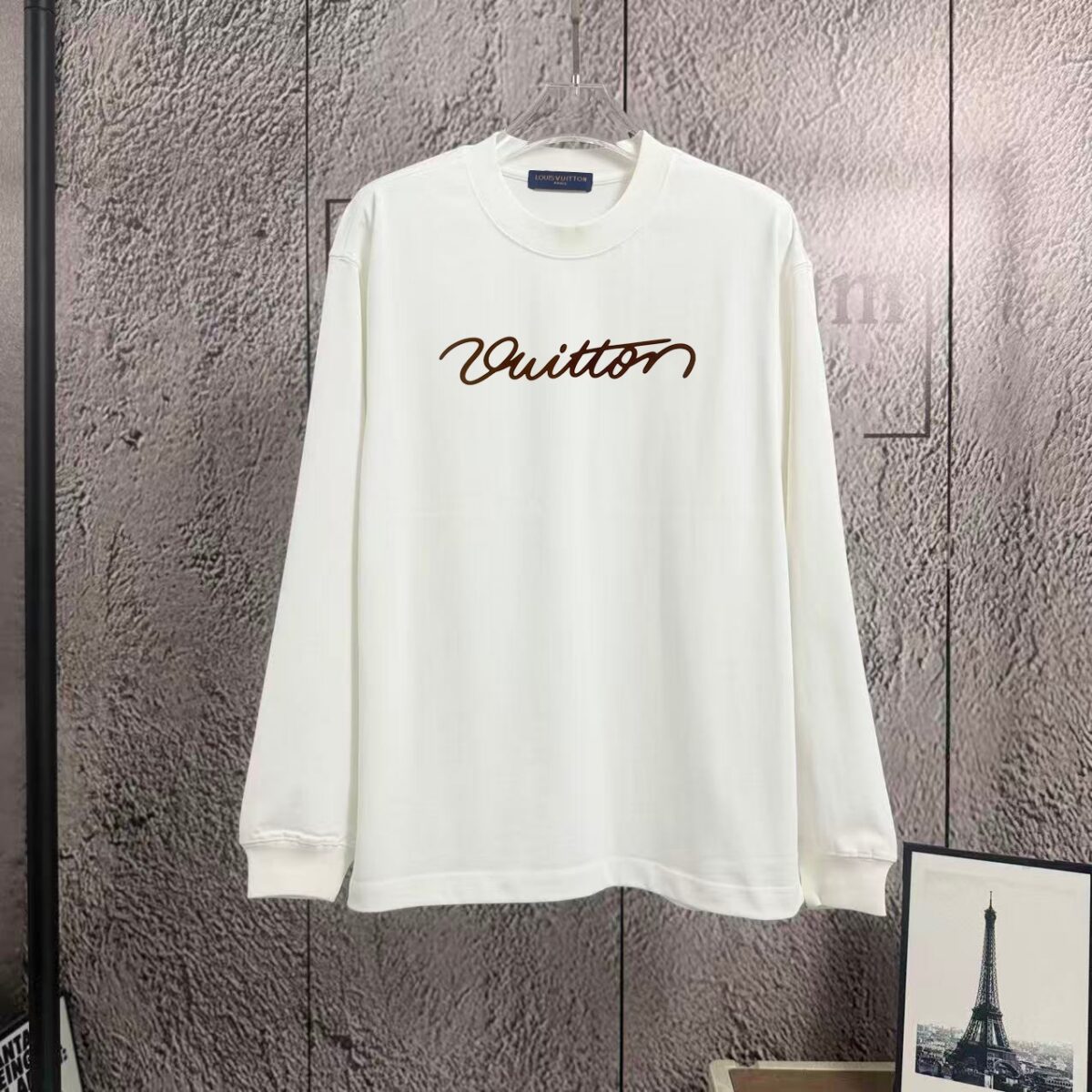 P110 《𝙉𝙚𝙬⚜️LV-路易》 2026*秋冬新款长袖T恤男女同款 350克纯棉，皮革印花、皮章，男女同款 尺码：S M L XL XXL 颜色：白色 杏色 灰色 啡色 黑色 立即抢购👉