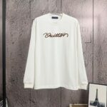 P110 《𝙉𝙚𝙬⚜️LV-路易》 2026*秋冬新款长袖T恤男女同款 350克纯棉，皮革印花、皮章，男女同款 尺码：S M L XL XXL 颜色：白色 杏色 灰色 啡色 黑色 立即抢购👉