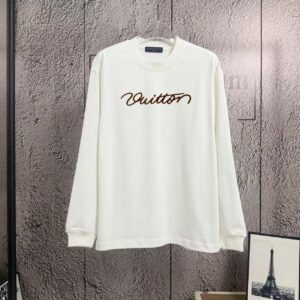 P110 《𝙉𝙚𝙬⚜️LV-路易》 2026*秋冬新款长袖T恤男女同款 350克纯棉，皮革印花、皮章，男女同款 尺码：S M L XL XXL 颜色：白色 杏色 灰色 啡色 黑色 立即抢购👉