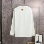 P110 《𝙉𝙚𝙬⚜️LV-路易》 2026*秋冬新款长袖T恤男女同款 350克纯棉，皮革印花、皮章，男女同款 尺码：S M L XL XXL 颜色：白色 杏色 灰色 啡色 黑色 立即抢购👉