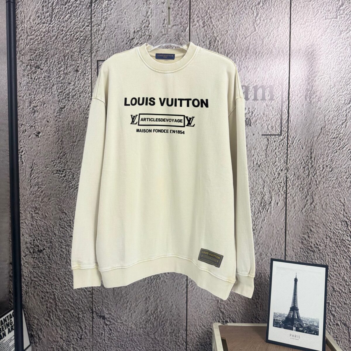 P125 《𝙉𝙚𝙬⚜️LV-路易》 2026*秋冬新款长袖卫衣男女同款 全棉360克做旧炒雪花、发泡印花，贴布绣章 尺码：S M L XL XXL 颜色 粉色 杏色 天蓝色 黑色 立即抢购👉