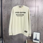 P125 《𝙉𝙚𝙬⚜️LV-路易》 2026*秋冬新款长袖卫衣男女同款 全棉360克做旧炒雪花、发泡印花，贴布绣章 尺码：S M L XL XXL 颜色 粉色 杏色 天蓝色 黑色 立即抢购👉