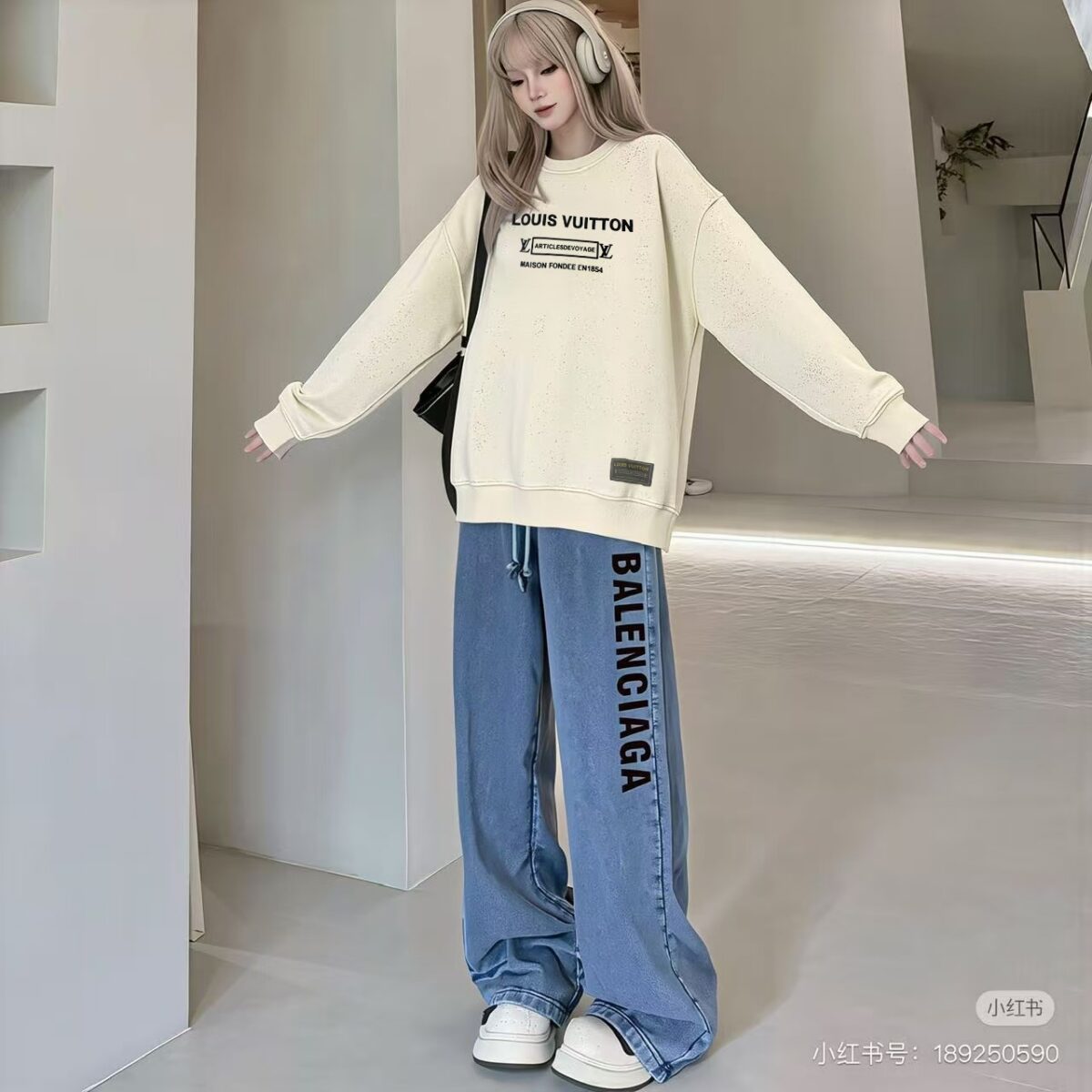 P125 《𝙉𝙚𝙬⚜️LV-路易》 2026*秋冬新款长袖卫衣男女同款 全棉360克做旧炒雪花、发泡印花，贴布绣章 尺码：S M L XL XXL 颜色 粉色 杏色 天蓝色 黑色 立即抢购👉