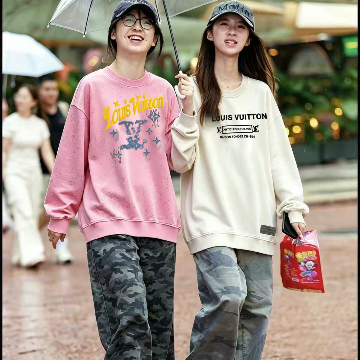 P125 《𝙉𝙚𝙬⚜️LV-路易》 2026*秋冬新款长袖卫衣男女同款 全棉360克做旧炒雪花、发泡印花，贴布绣章 尺码：S M L XL XXL 颜色 粉色 杏色 天蓝色 黑色 立即抢购👉