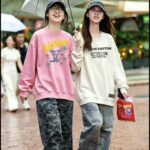 P125 《𝙉𝙚𝙬⚜️LV-路易》 2026*秋冬新款长袖卫衣男女同款 全棉360克做旧炒雪花、发泡印花，贴布绣章 尺码：S M L XL XXL 颜色 粉色 杏色 天蓝色 黑色 立即抢购👉