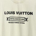 P125 《𝙉𝙚𝙬⚜️LV-路易》 2026*秋冬新款长袖卫衣男女同款 全棉360克做旧炒雪花、发泡印花，贴布绣章 尺码：S M L XL XXL 颜色 粉色 杏色 天蓝色 黑色 立即抢购👉