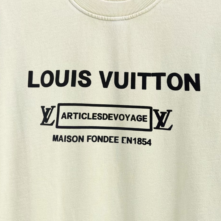 P125 《𝙉𝙚𝙬⚜️LV-路易》 2026*秋冬新款长袖卫衣男女同款 全棉360克做旧炒雪花、发泡印花，贴布绣章 尺码：S M L XL XXL 颜色 粉色 杏色 天蓝色 黑色 立即抢购👉