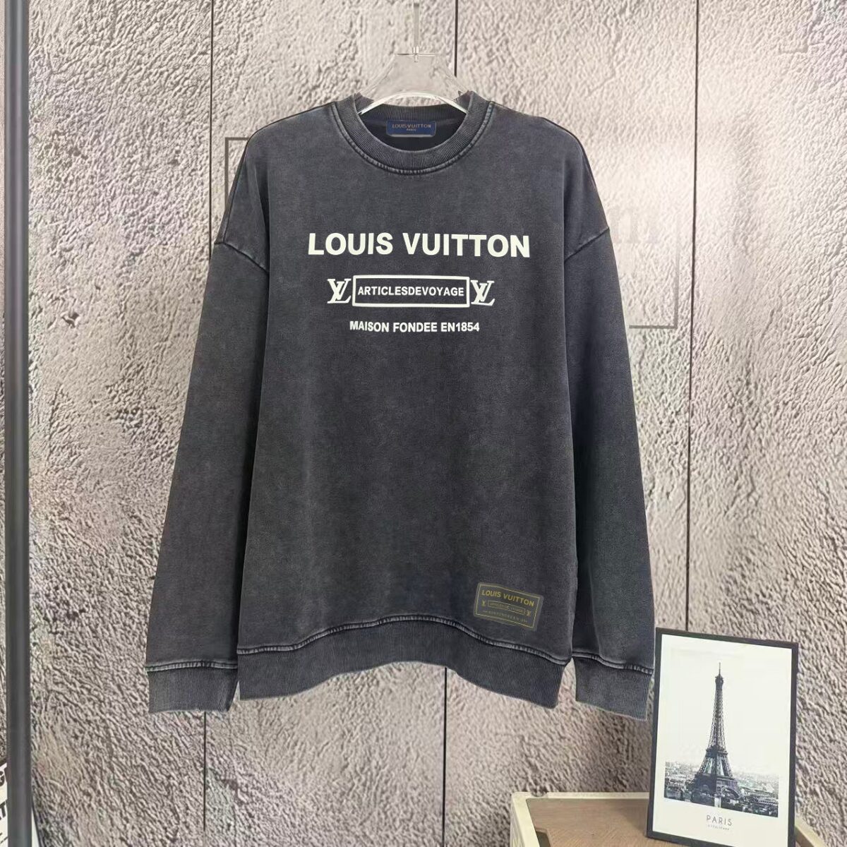 P125 《𝙉𝙚𝙬⚜️LV-路易》 2026*秋冬新款长袖卫衣男女同款 全棉360克做旧炒雪花、发泡印花，贴布绣章 尺码：S M L XL XXL 颜色 粉色 杏色 天蓝色 黑色 立即抢购👉