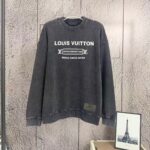 P125 《𝙉𝙚𝙬⚜️LV-路易》 2026*秋冬新款长袖卫衣男女同款 全棉360克做旧炒雪花、发泡印花，贴布绣章 尺码：S M L XL XXL 颜色 粉色 杏色 天蓝色 黑色 立即抢购👉