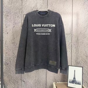 P125 《𝙉𝙚𝙬⚜️LV-路易》 2026*秋冬新款长袖卫衣男女同款 全棉360克做旧炒雪花、发泡印花，贴布绣章 尺码：S M L XL XXL 颜色 粉色 杏色 天蓝色 黑色 立即抢购👉
