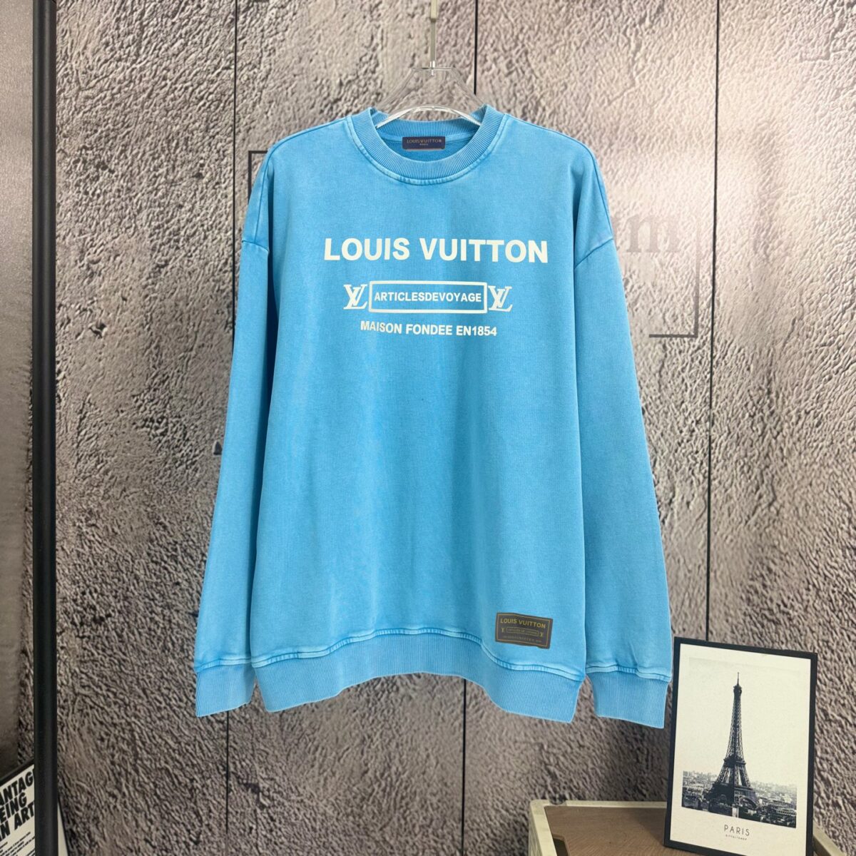 P125 《𝙉𝙚𝙬⚜️LV-路易》 2026*秋冬新款长袖卫衣男女同款 全棉360克做旧炒雪花、发泡印花，贴布绣章 尺码：S M L XL XXL 颜色 粉色 杏色 天蓝色 黑色 立即抢购👉