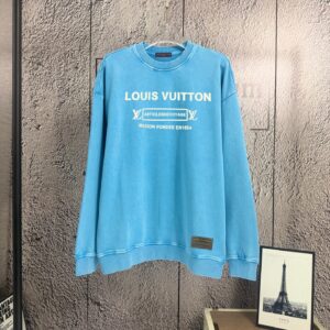 P125 《𝙉𝙚𝙬⚜️LV-路易》 2026*秋冬新款长袖卫衣男女同款 全棉360克做旧炒雪花、发泡印花，贴布绣章 尺码：S M L XL XXL 颜色 粉色 杏色 天蓝色 黑色 立即抢购👉