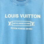P125 《𝙉𝙚𝙬⚜️LV-路易》 2026*秋冬新款长袖卫衣男女同款 全棉360克做旧炒雪花、发泡印花，贴布绣章 尺码：S M L XL XXL 颜色 粉色 杏色 天蓝色 黑色 立即抢购👉