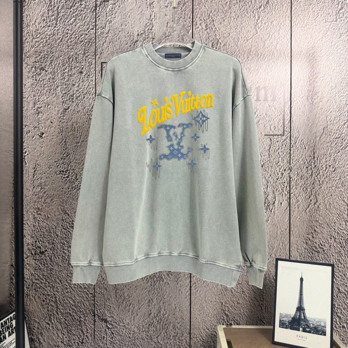 P125 《𝙉𝙚𝙬⚜️LV-路易》 2026*秋冬新款长袖卫衣男女同款 全棉360克做旧炒雪花、厚板发泡亮片印花 尺码：S M L XL XXL 颜色 粉色 浅灰色 天蓝色 黑色 立即抢购👉