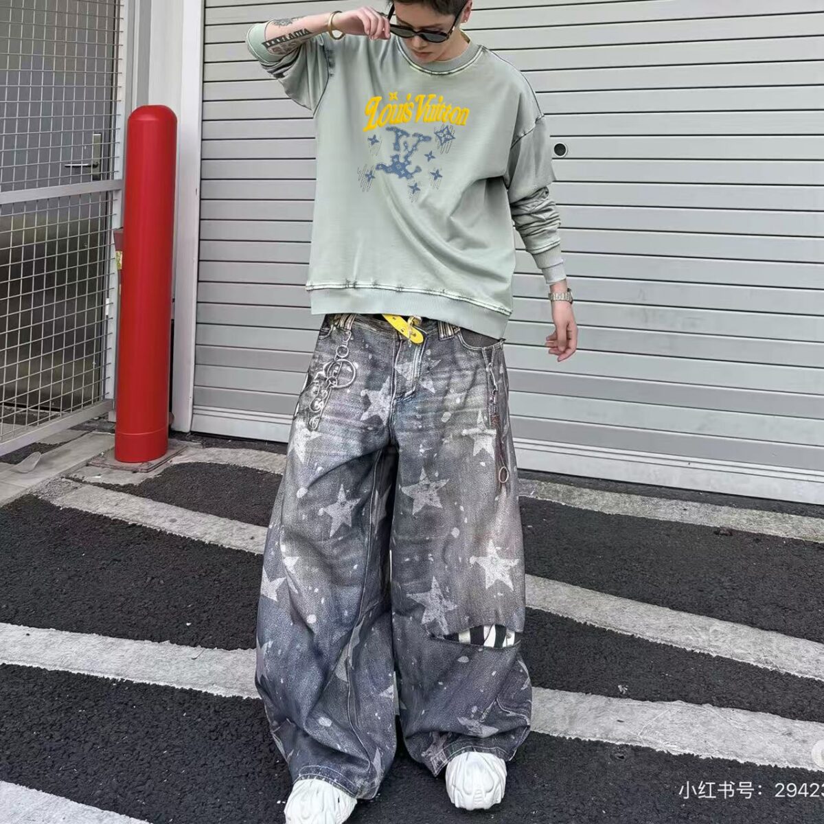 P125 《𝙉𝙚𝙬⚜️LV-路易》 2026*秋冬新款长袖卫衣男女同款 全棉360克做旧炒雪花、厚板发泡亮片印花 尺码：S M L XL XXL 颜色 粉色 浅灰色 天蓝色 黑色 立即抢购👉