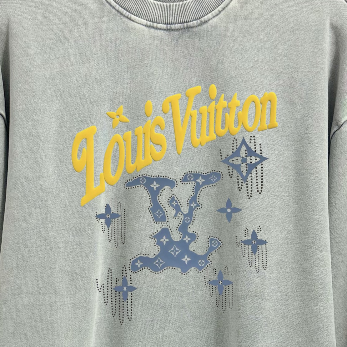 P125 《𝙉𝙚𝙬⚜️LV-路易》 2026*秋冬新款长袖卫衣男女同款 全棉360克做旧炒雪花、厚板发泡亮片印花 尺码：S M L XL XXL 颜色 粉色 浅灰色 天蓝色 黑色 立即抢购👉