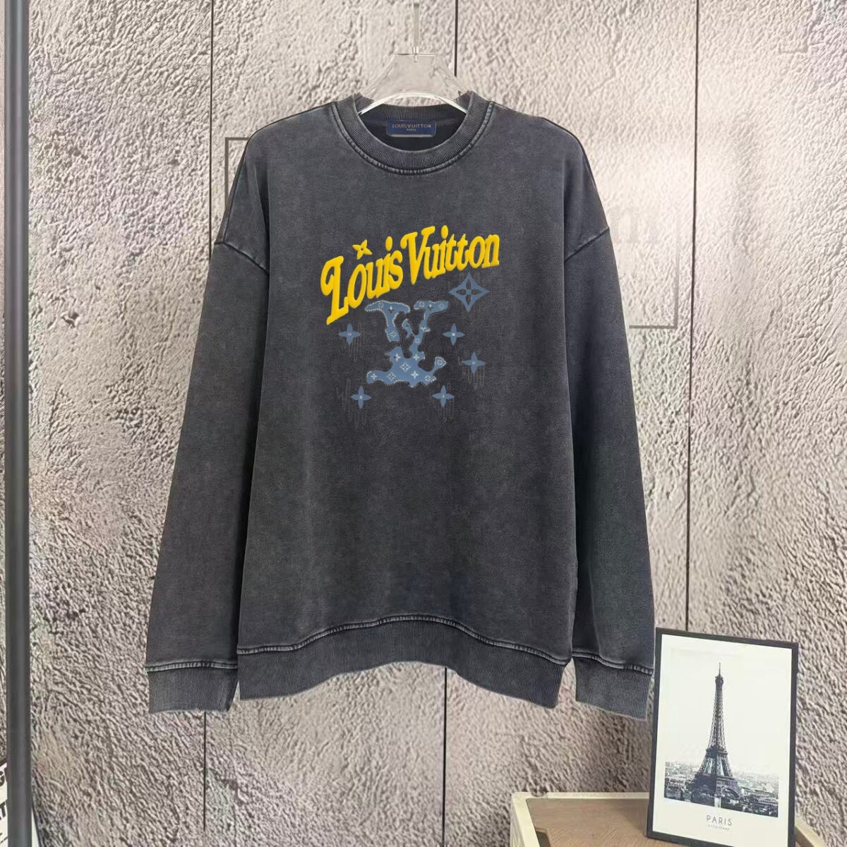 P125 《𝙉𝙚𝙬⚜️LV-路易》 2026*秋冬新款长袖卫衣男女同款 全棉360克做旧炒雪花、厚板发泡亮片印花 尺码：S M L XL XXL 颜色 粉色 浅灰色 天蓝色 黑色 立即抢购👉
