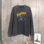P125 《𝙉𝙚𝙬⚜️LV-路易》 2026*秋冬新款长袖卫衣男女同款 全棉360克做旧炒雪花、厚板发泡亮片印花 尺码：S M L XL XXL 颜色 粉色 浅灰色 天蓝色 黑色 立即抢购👉