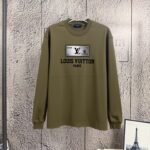 P105 《𝙉𝙚𝙬⚜️LV-路易》 2026*秋冬新款长袖T恤男女同款 350克纯棉，厚板亮片钉珠印花，男女同款 尺码：S M L XL XXL 颜色：白色 杏色 灰色 啡色