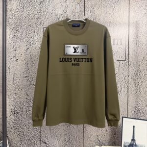 P105 《𝙉𝙚𝙬⚜️LV-路易》 2026*秋冬新款长袖T恤男女同款 350克纯棉，厚板亮片钉珠印花，男女同款 尺码：S M L XL XXL 颜色：白色 杏色 灰色 啡色