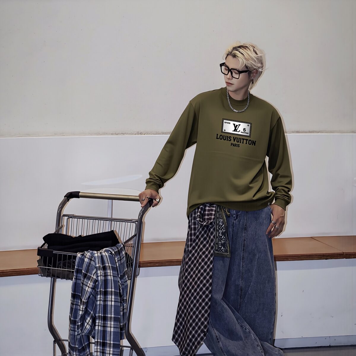 P105 《𝙉𝙚𝙬⚜️LV-路易》 2026*秋冬新款长袖T恤男女同款 350克纯棉，厚板亮片钉珠印花，男女同款 尺码：S M L XL XXL 颜色：白色 杏色 灰色 啡色