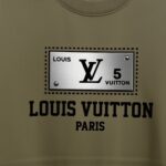 P105 《𝙉𝙚𝙬⚜️LV-路易》 2026*秋冬新款长袖T恤男女同款 350克纯棉，厚板亮片钉珠印花，男女同款 尺码：S M L XL XXL 颜色：白色 杏色 灰色 啡色