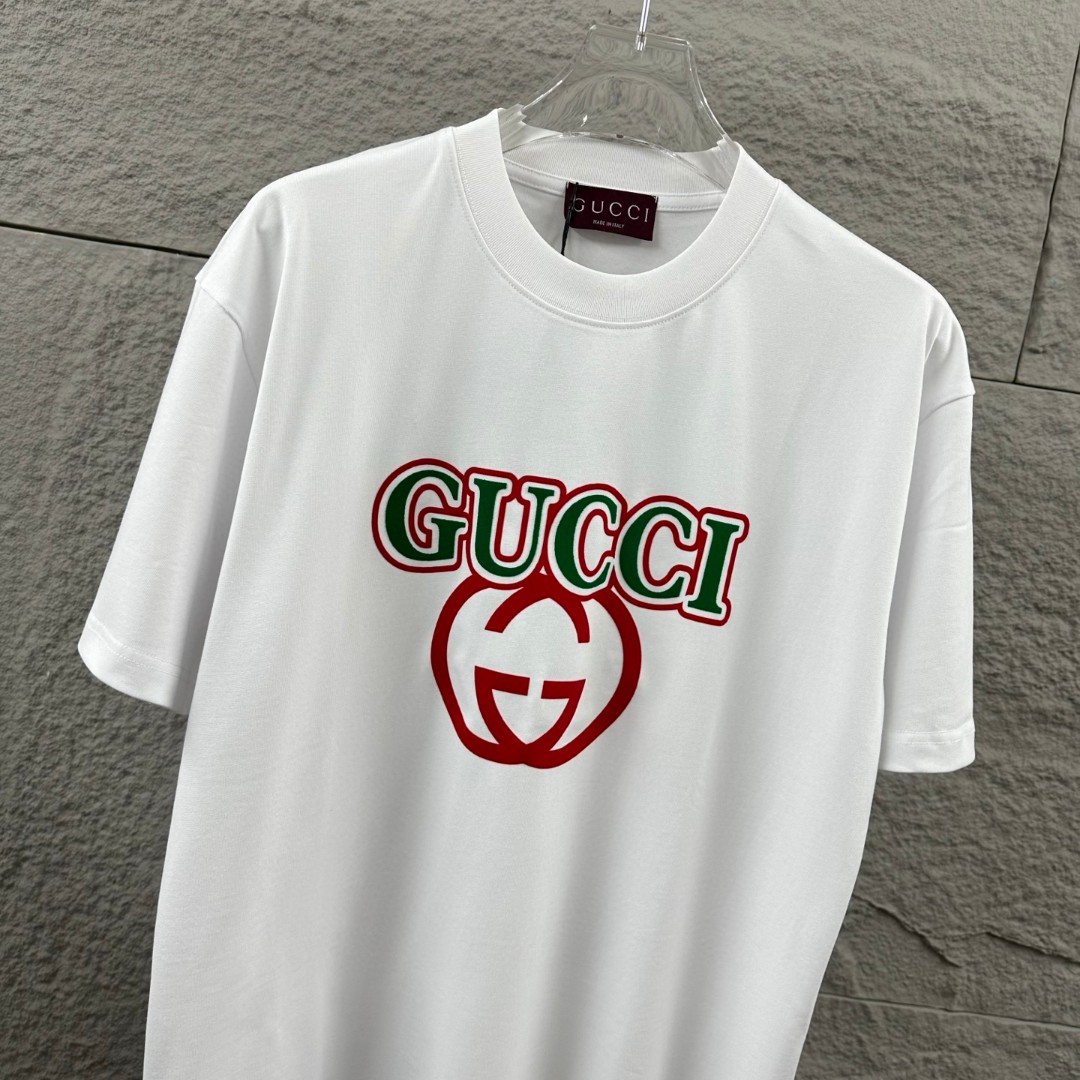 weigou_175900_1_8cfb14bc25 P80 Gu* 古驰* 2026春夏新款 双G胸前Gucci字母. 植绒工艺 短袖T恤 定制双纱平纹纯棉面料 男女同款 颜色:黑色 白色 杏色 尺码: S (90-130斤) M (120-150斤) L (140-165斤) XL (160-180斤) XXL (180-210斤)
