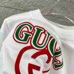 weigou_175900_6_997ec3e62e P80 Gu* 古驰* 2026春夏新款 双G胸前Gucci字母. 植绒工艺 短袖T恤 定制双纱平纹纯棉面料 男女同款 颜色:黑色 白色 杏色 尺码: S (90-130斤) M (120-150斤) L (140-165斤) XL (160-180斤) XXL (180-210斤)