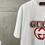 weigou_175900_9_51c2743fed P80 Gu* 古驰* 2026春夏新款 双G胸前Gucci字母. 植绒工艺 短袖T恤 定制双纱平纹纯棉面料 男女同款 颜色:黑色 白色 杏色 尺码: S (90-130斤) M (120-150斤) L (140-165斤) XL (160-180斤) XXL (180-210斤)